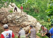 Polisi dan Warga Kerja Bakti Bersihkan Material Longsor di Tana Toraja