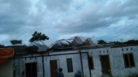 Rumah Rusak dan Pohon Tumbang Akibat Hujan Deras Disertai Angin Kencang di Parepare