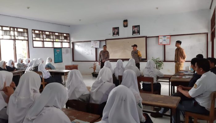 Ada Penerimaan Anggota Polri, Personil Polsek Sinjai Barat Sosialisasi di Sekolah