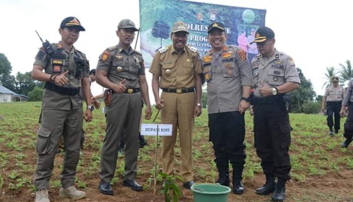 Go Green: Wabup Bersama Polres Bone Tanam 1000 Pohon