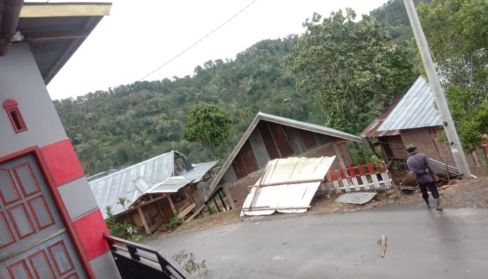 2 Rumah Warga di Bulupoddo Terbang Atapnya Akibat Diterjan Angin Kencang