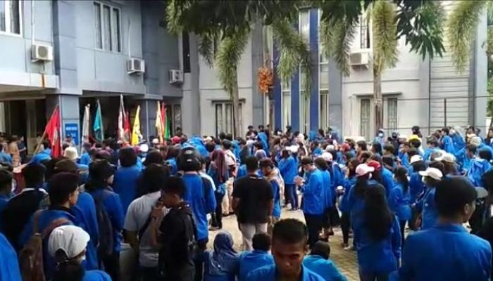 Tak Terima 28 Rekannya Dipecat, Ratusan Mahasiswa UKI Paulus Duduki LLDIKTI Sulsel