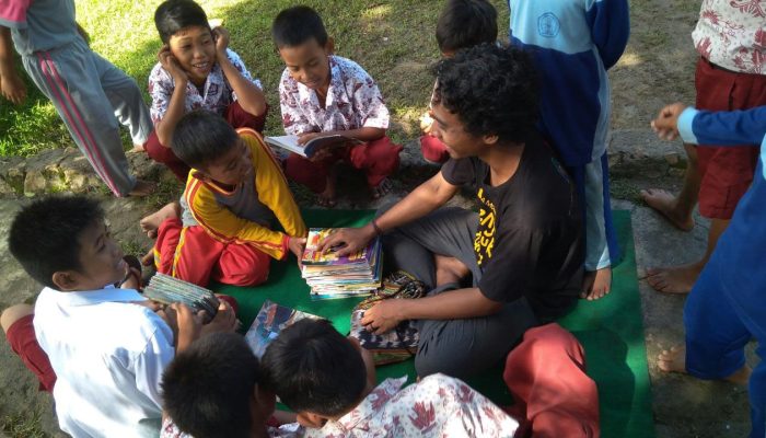 Literasi Sejak Dini, Rumah Pemuda Batupute Barru Lapak Buku di Sekolah Dasar