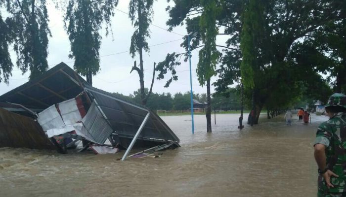 Foto: Banjir Makin Tinggi, Jalan Poros Sidrap–Soppeng Tak Dapat Dilalui