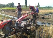 Babinsa Dukuh Ikut Membajak Sawah Bersama Warga Boyolali