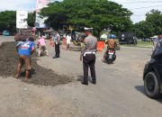 Menimbun Jalan Berlubang, Cara Sat Lantas Polres Soppeng Cegah Kecelakaan