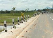Warga Keluhkan Tanah Urugan yang Tercecer di Jalan Raya Moyudan Yogyakarta