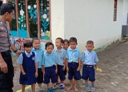 Bhabinkamtibmas Polsek Sinjai Tengah Edukasi Anak-anak TK Tentang Tugas Polisi