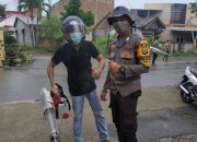 Cegah DBD, Bhabinkamtibmas Polsek Sinjai Utara Dampingi Dinkes Sinjai Lakukan Fogging