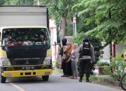 Patroli Brimob Bantu Guru dan Murid SMKN 1 Bone Berbagi Masker Gratis
