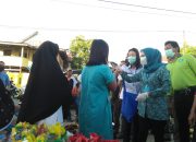 Cegah Penyebaran Covid-19, Ketua TP PKK Sinjai Bagikan Masker di Pasar Lappa