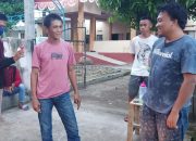 Kades Papanloe Bantaeng dan SATGAS Lakukan Penyemprotan ke Pengendara