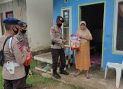 Brimob Batalyon C Pelopor Bagikan Paket Sembako ke Warga yang Terdampak Covid-19