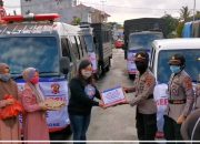 Personil Polres Bone Bagikan 300 Paket Sembako ke Warga Kurang Mampu