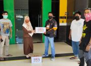 Komunitas YRKS Sinjai Bagikan Minuman Kesehatan di Posko Terpadu Covid-19