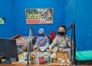 Personil Satlantas Polres Sinjai Sampaikan Himbauan Kamseltibcarlantas Lewat Radio