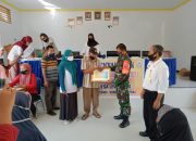 AnggotaTNI Dampingi Penyaluran BLT DD Tahap 4 di Donri-Donri Soppeng