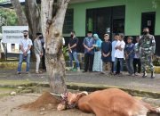 Usai Solat, Danrem 141/Tp di Bone Sembelih Hewan Qurbannya Sendiri