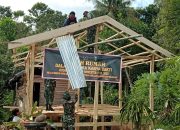 Danramil Sinjai Selatan Bantu Bedah Rumah Warga Tellulimpoe