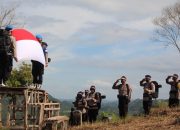 Polres Bone & Batalyon C Pelopor Bentangkan Merah Putih di Puncak Bottoa