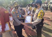 Kapolres Sinjai Berikan Reward Pada 17 Personelnya yang  Berprestasi