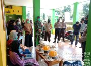 Babinsa Pising Dampingi Penyerahan Bantuan Sosial dari Polri di Soppeng