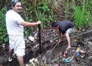 Karang Taruna Alenangka Bersihkan Tumpukan Sampah Plastik di Pinggir Jalan Poros