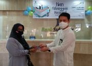 Peringati HPN, Kepala Bank Sulselbar Sinjai Bagikan Masker Kepada Nasabah