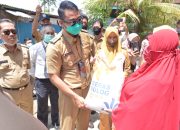 Bupati Sinjai Serahkan Langsung Bantuan Beras PKH ke Warganya