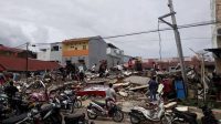 Kekurangan Logistik, Warga Terdampak Gempa di Mamuju Susuri Puing puing Alfamidi
