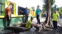 Bersama Jajarannya, Kakan Kemenag Sinjai Kerja Bakti Bersihkan Halaman Kantor