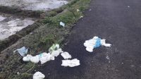 Waduh, Oknum Warga Hambur Sampah di Jalan di Sinjai Selatan