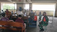 Babinsa Kemlayan Cek Penerapan PPKM di Matahari Singosaren Plaza