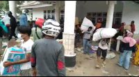 Warga Jarah Bantuan Gempa di Rujab Wabup Mamuju