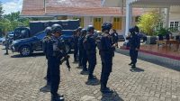 Brimob Kawal Ketat Pengantaran Bantuan Kemanusiaan Pemkab Bone ke Sulbar