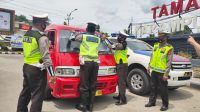 Sat Lantas Polres Sinjai Pasang Sticker ‘Ayo Memakai Masker’ Ajak Warga Patuh Protkes