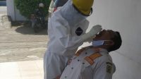 Pegawai Kesbangpol Sinjai Jalani Tes Swab Massal