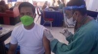 Pegawai Diskominfo dan Dinas Perikanan Sinjai Jalani Vaksinasi Covid-19