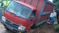 Mobil Truk Terperosok di Galian Pipa SPAM di Sinjai, Warga Bilang Asal Timbun