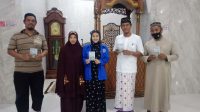 Nurhalifa, Mahasiswa KKNP IAIM Sinjai Serahkan Buku Dzikir ke Majelis Taklim