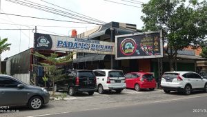 Padang Bulan, Warung Lesehan Dilengkapi Kolam Pancing di Jombang