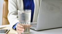 Berikut Cara Minum Air Putih Agar Tidak Mengalami Dehidrasi Saat Berpuasa