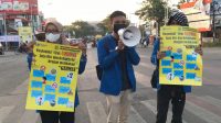 Selain Berbagi Takjil, Mahasiswa Poltekkes Kemenkes Makassar Juga Berikan Browsur Kesehatan Bagi Pengendara