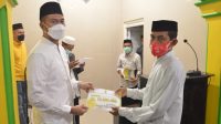 Bupati ASA Serahkan Dana Hibah 10 Juta ke Masjid Jamii Desa Samaturue