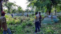 Bhabinkamtibmas dan Babinsa di Bone Bawa Parang Panjang Datangi Warga di Area Pemakaman