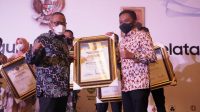 PWI Sulsel Beri Penghargaan Tokoh Peduli Pers untuk Ilham Azikin