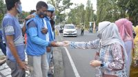 Istri Bupati Sinjai Rutin Bagi Takjil ke Warga Kurang Mampu