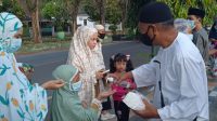 Terapkan Prokes, Masjid Darussalam Sumenep Bagi-bagi Masker Gratis ke Jemaah Shalat Id