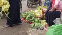 Jelang Lebaran Ketupat, Penjual Anyaman Ketupat di Sumenep Banyak Pesanan