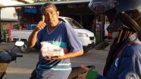 Momentum Ramadhan, HIMAPRISMA IAIM Sinjai Bagi Takjil Sisir Pengendara
